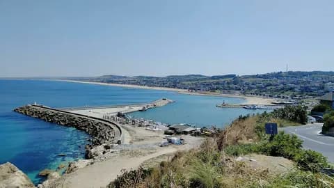 Karaburun Sahil, Feneri ve Kayalıkları