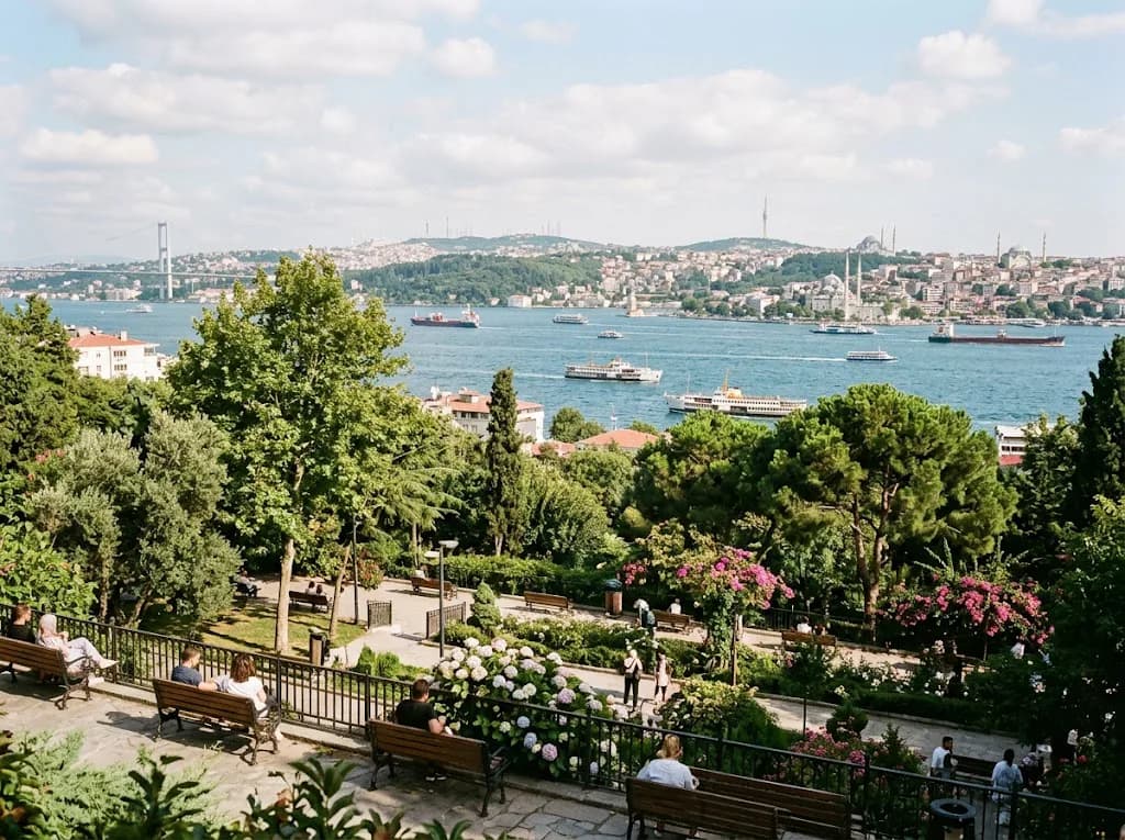 Cihangir Parkı ve Boğaz Manzarası