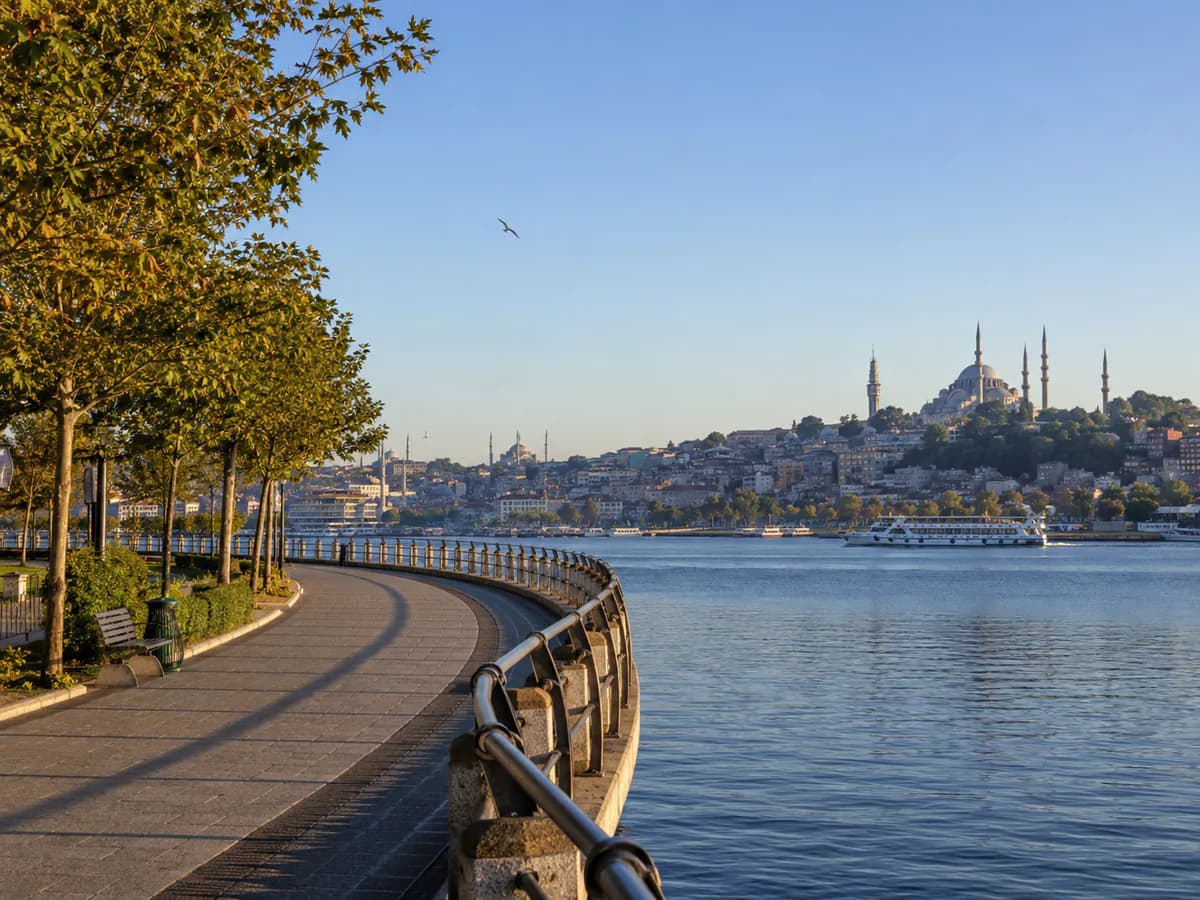 Haliç Kıyısı Yürüyüşü