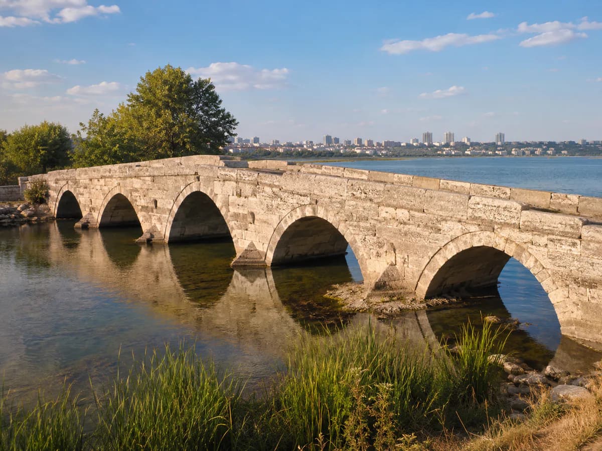 Tarihî Küçükçekmece Köprüsü