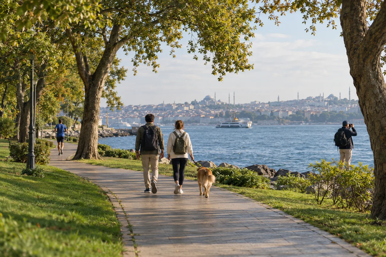 İstanbul kıyısında doğayla iç içe yürüyen, köpek gezdiren, koşan ve fotoğraf çeken kişileri gösteren temsili görsel