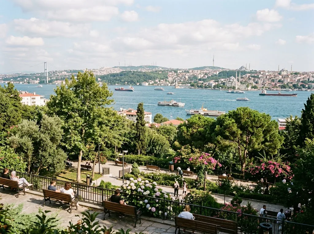 Cihangir Parkı ve Boğaz Manzarası